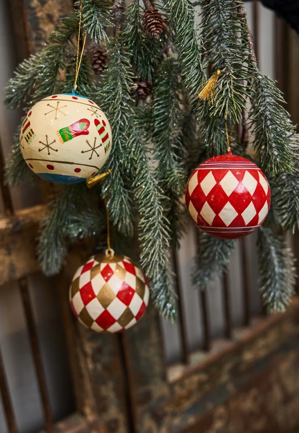 Hand-Painted Papier-Mâché Christmas Bauble – Red & Gold, 7cm