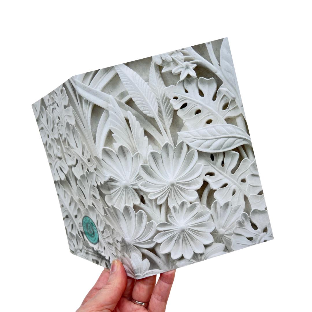 White Floral Greeting Card: Blank Inside, Classic Design (7x5 inch) (18 x 13 cm)